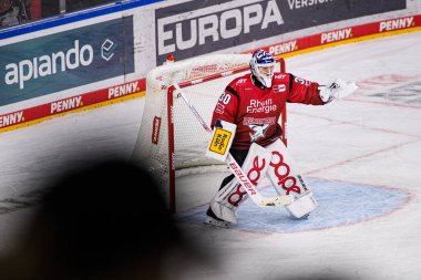 COLOGNE, Almanya - 26 Ekim 2025: Janne Juvonen - The IceHockey DeL maçı Koelner Haie - Lanxess Arena 'da Frankfurt Leowen