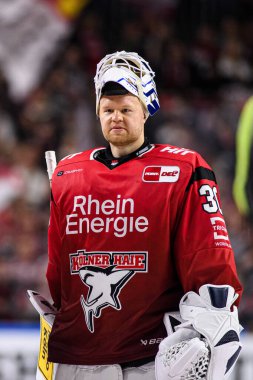 COLOGNE, Almanya - 26 Ekim 2025: Janne Juvonen - The IceHockey DeL maçı Koelner Haie - Lanxess Arena 'da Frankfurt Leowen
