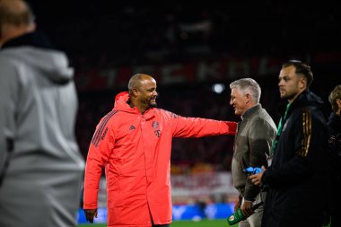 COLOGNE, GERMANY - 29 Ekim 2025: Bastian Schweinsteiger, Vincent Kompany - Almanya Kupası DFB Pokal 1.FC Koeln FC Bayern 'e karşı Rhein Energie Stadion' da oynanan futbol maçı.