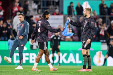 COLOGNE, GERMANY - 29 Ekim 2025: Serge Gnabry, Konrad Laimer - Almanya Kupası DFB Pokal 1.FC Koeln FC Bayern 'e karşı Rhein Energie Stadion' da oynanan futbol maçı.