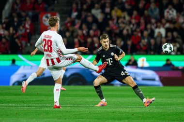 COLOGNE, GERMANY - 29 Ekim 2025: Josip Stanisiç, Sebastian Sebulonsen - Almanya Kupası DFB Pokal 1.FC Koeln FC Bayern 'e karşı Rhein Energie Stadion' da oynanan futbol maçı.