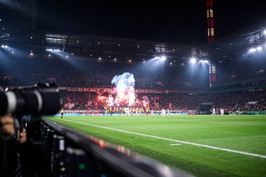 COLOGNE, GERMANY - 29 Ekim 2025: Destekçiler, koreografi - Almanya Kupası DFB Pokal 1.FC Koeln FC Bayern 'e karşı Rhein Enerji Stadyumu' nda oynanan futbol maçı.