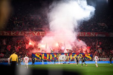 COLOGNE, GERMANY - 29 Ekim 2025: Destekçiler, koreografi - Almanya Kupası DFB Pokal 1.FC Koeln FC Bayern 'e karşı Rhein Enerji Stadyumu' nda oynanan futbol maçı.