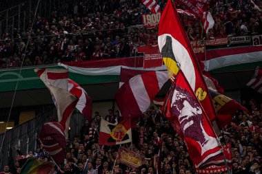 COLOGNE, GERMANY - 29 Ekim 2025: Taraftarlar, bayrak - Almanya Kupası DFB Pokal 1.FC Koeln FC Bayern 'e karşı Rhein Energie Stadion' da oynanan futbol maçı.