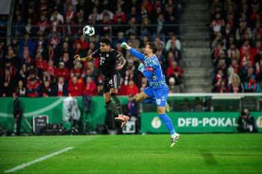 COLOGNE, GERMANY - 29 Ekim 2025: Luis Diaz, Marius Buelter - Almanya Kupası DFB Pokal 1.FC Koeln FC Bayern 'e karşı Rhein Enerji Stadyumu' nda oynanan futbol maçı.