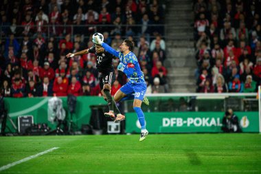 COLOGNE, GERMANY - 29 Ekim 2025: Luis Diaz, Marius Buelter - Almanya Kupası DFB Pokal 1.FC Koeln FC Bayern 'e karşı Rhein Enerji Stadyumu' nda oynanan futbol maçı.