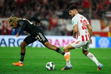 COLOGNE, GERMANY - 29 Ekim 2025: Sacha Boey, Cenk Oezkacar - Almanya Kupası DFB Pokal 1.FC Koeln FC Bayern 'e karşı Rhein Energie Stadion' da oynanan futbol maçı.