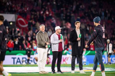 COLOGNE, GERMANY - 29 Ekim 2025: Bastian Schweinsteiger, Lukas Kwasniok, Alex Schlueter - Almanya Kupası DFB Pokal 1.FC Koeln FC Bayern 'e karşı Rhein Energie Stadion' da oynanan futbol maçı.