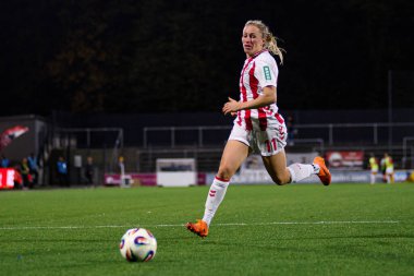 COLOGNE, ALMANY - 31 EKİM, 2025: Pauline Bremer - 1.FC Koeln-1 Kadınlar Bundesliga maçı. FC Nuernberg, Franz Kremer Stadyumu