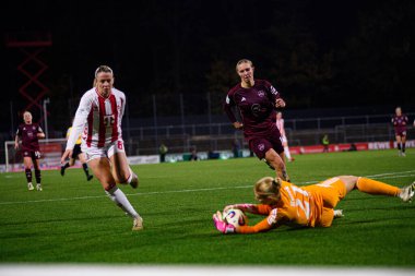 COLOGNE, Almanya - 31 Ekim 2025: Sandra Maria Jessen, Oliwia Wos, Larissa Rusek - Kadınlar Bundesliga 1.FC Koeln 1. FC Nuernberg, Franz Kremer Stadyumu