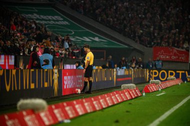 COLOGNE, GERMANY - 2 NOVEMBER, 2025: VAR, Daniel Schlager - Bundesliga 1.FC Koeln-Hamburger SV maçı Rhein Energie Stadion 'da.