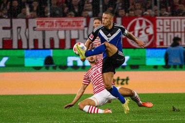 COLOGNE, GERMANY - 2 NOVEMBER, 2025: Tom Krauss, Miro Muheim - Bundesliga 1.FC Koeln-Hamburger SV maçı Rhein Energie Stadion 'da.