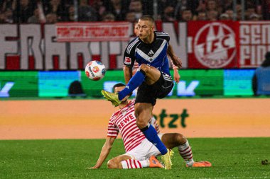 COLOGNE, GERMANY - 2 NOVEMBER, 2025: Tom Krauss, Miro Muheim - Bundesliga 1.FC Koeln-Hamburger SV maçı Rhein Energie Stadion 'da.