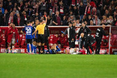 COLOGNE, GERMANY - 2 NOVEMBER, 2025: Kristoffer Lund, takım yedek kulübesi, Daniel Schlager, kırmızı kart - Bundesliga 1.FC Koeln, Rhein Energie Stadion 'da Hamburger SV' ye karşı futbol maçı.