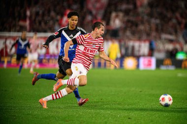 COLOGNE, GERMANY - 2 NOVEMBER, 2025: Jakub Kaminski, Alexander Rossing Lelesiit - Bundesliga 1.FC Koeln-Hamburger SV maçı Rhein Energie Stadion 'da.