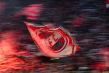 COLOGNE, GERMANY - 2 Kasım 2025: Bayrak, taraftarlar - 1.FC Koeln-Hamburger SV maçı Rhein Enerji Stadyumu 'nda.