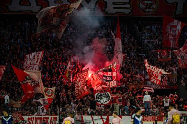 COLOGNE, GERMANY - 2 Kasım 2025: Bayrak, taraftarlar - 1.FC Koeln-Hamburger SV maçı Rhein Enerji Stadyumu 'nda.