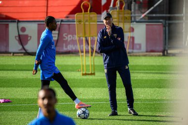LEVERKUSEN, GERMANY - 4 Kasım 2025: Kasper Hjulmand, Jeanuel Belocian - UEFA Şampiyonlar Ligi, MD-1, Bayer 04 Bayarena 'da.