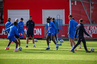 LEVERKUSEN, ALMANY - 4 Kasım 2025: - UEFA Şampiyonlar Ligi, MD-1, Bayer 04 'ü Bayarena' da uygula.