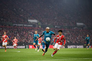 MAINZ, Almanya - 6 Kasım 2025: Dodo, Sota Kawasaki - UEFA Konferans Ligi 1 'in futbol maçı. FSV Mainz 05, Mewa Arena 'da ACF Fiorentina' ya karşı.