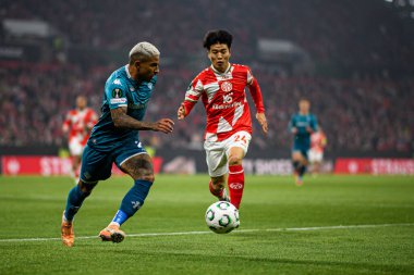 MAINZ, Almanya - 6 Kasım 2025: Dodo, Sota Kawasaki - UEFA Konferans Ligi 1 'in futbol maçı. FSV Mainz 05, Mewa Arena 'da ACF Fiorentina' ya karşı.