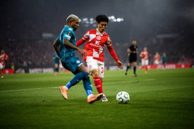MAINZ, Almanya - 6 Kasım 2025: Dodo, Sota Kawasaki - UEFA Konferans Ligi 1 'in futbol maçı. FSV Mainz 05, Mewa Arena 'da ACF Fiorentina' ya karşı.