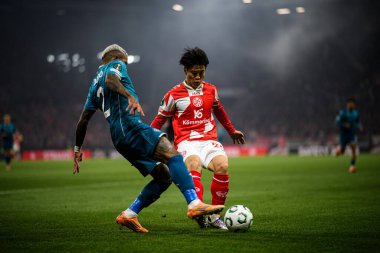 MAINZ, Almanya - 6 Kasım 2025: Dodo, Sota Kawasaki - UEFA Konferans Ligi 1 'in futbol maçı. FSV Mainz 05, Mewa Arena 'da ACF Fiorentina' ya karşı.