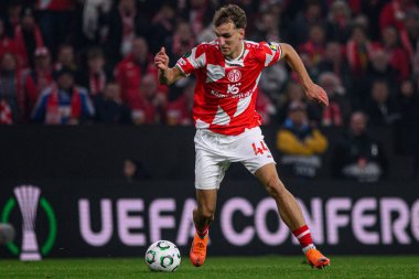 MAINZ, GERMANY - 6 Kasım 2025: Nelson Weiper - UEFA Konferans Ligi 1 'in futbol maçı. FSV Mainz 05, Mewa Arena 'da ACF Fiorentina' ya karşı.