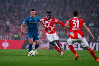 MAINZ, Almanya - 6 Kasım 2025: Danny da Costa, Roberto Piccoli - UEFA Konferans Ligi 1 'in futbol maçı. FSV Mainz 05, Mewa Arena 'da ACF Fiorentina' ya karşı.