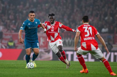 MAINZ, Almanya - 6 Kasım 2025: Danny da Costa, Roberto Piccoli - UEFA Konferans Ligi 1 'in futbol maçı. FSV Mainz 05, Mewa Arena 'da ACF Fiorentina' ya karşı.