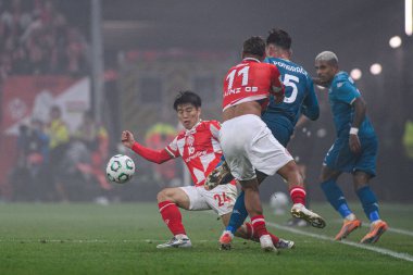 MAINZ, GERMANY - 6 Kasım 2025: Sota Kawasaki - UEFA Konferans Ligi 1 'in futbol maçı. FSV Mainz 05, Mewa Arena 'da ACF Fiorentina' ya karşı.