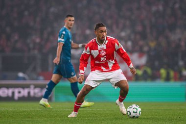 MAINZ, GERMANY - 6 Kasım 2025: Armindo Sieb - UEFA Konferans Ligi 1 'in futbol maçı. FSV Mainz 05, Mewa Arena 'da ACF Fiorentina' ya karşı.