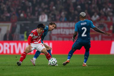 MAINZ, GERMANY - 6 Kasım 2025: Sota Kawasaki - UEFA Konferans Ligi 1 'in futbol maçı. FSV Mainz 05, Mewa Arena 'da ACF Fiorentina' ya karşı.