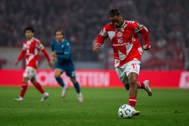 MAINZ, GERMANY - 6 Kasım 2025: Armindo Sieb - UEFA Konferans Ligi 1 'in futbol maçı. FSV Mainz 05, Mewa Arena 'da ACF Fiorentina' ya karşı.