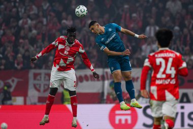 MAINZ, Almanya - 6 Kasım 2025: Danny da Costa, Roberto Piccoli - UEFA Konferans Ligi 1 'in futbol maçı. FSV Mainz 05, Mewa Arena 'da ACF Fiorentina' ya karşı.