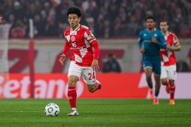 MAINZ, GERMANY - 6 Kasım 2025: Sota Kawasaki - UEFA Konferans Ligi 1 'in futbol maçı. FSV Mainz 05, Mewa Arena 'da ACF Fiorentina' ya karşı.