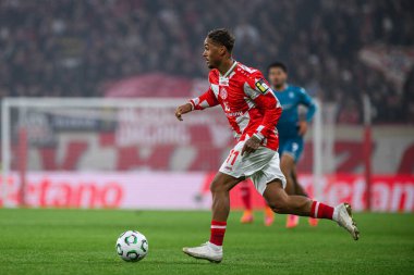 MAINZ, GERMANY - 6 Kasım 2025: Armindo Sieb - UEFA Konferans Ligi 1 'in futbol maçı. FSV Mainz 05, Mewa Arena 'da ACF Fiorentina' ya karşı.