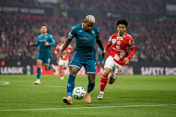 MAINZ, Almanya - 6 Kasım 2025: Dodo, Sota Kawasaki - UEFA Konferans Ligi 1 'in futbol maçı. FSV Mainz 05, Mewa Arena 'da ACF Fiorentina' ya karşı.