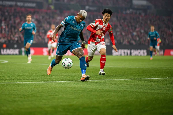 MAINZ, Almanya - 6 Kasım 2025: Dodo, Sota Kawasaki - UEFA Konferans Ligi 1 'in futbol maçı. FSV Mainz 05, Mewa Arena 'da ACF Fiorentina' ya karşı.