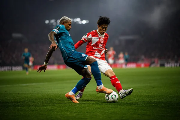 MAINZ, Almanya - 6 Kasım 2025: Dodo, Sota Kawasaki - UEFA Konferans Ligi 1 'in futbol maçı. FSV Mainz 05, Mewa Arena 'da ACF Fiorentina' ya karşı.