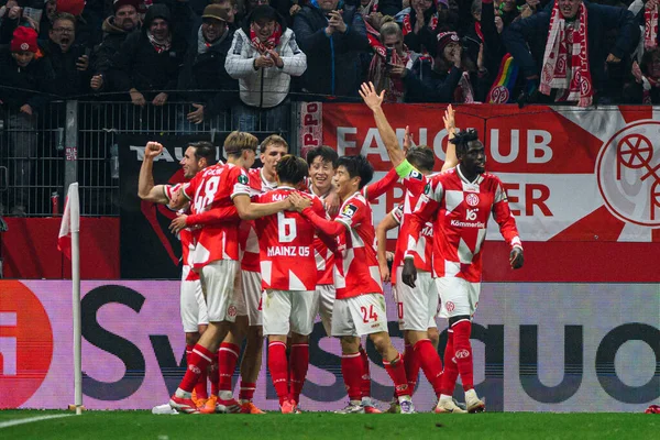 Mainz, Almanya - 6 Kasım 2025 UEFA Konferans Ligi 1 'in futbol maçı. FSV Mainz 05, Mewa Arena 'da ACF Fiorentina' ya karşı.
