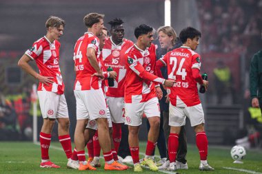 Mainz, Almanya - 6 Kasım 2025 UEFA Konferans Ligi 1 'in futbol maçı. FSV Mainz 05, Mewa Arena 'da ACF Fiorentina' ya karşı.