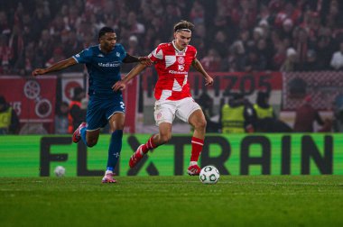 Mainz, Almanya - 6 Kasım 2025 UEFA Konferans Ligi 1 'in futbol maçı. FSV Mainz 05, Mewa Arena 'da ACF Fiorentina' ya karşı.