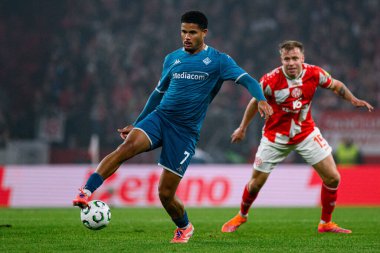 Mainz, Almanya - 6 Kasım 2025 UEFA Konferans Ligi 1 'in futbol maçı. FSV Mainz 05, Mewa Arena 'da ACF Fiorentina' ya karşı.