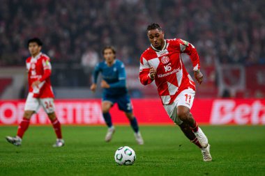 Mainz, Almanya - 6 Kasım 2025 UEFA Konferans Ligi 1 'in futbol maçı. FSV Mainz 05, Mewa Arena 'da ACF Fiorentina' ya karşı.