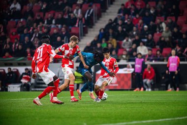 Mainz, Almanya - 6 Kasım 2025 UEFA Konferans Ligi 1 'in futbol maçı. FSV Mainz 05, Mewa Arena 'da ACF Fiorentina' ya karşı.