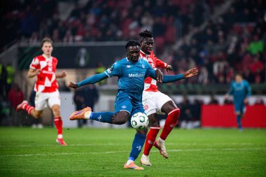 Mainz, Almanya - 6 Kasım 2025 UEFA Konferans Ligi 1 'in futbol maçı. FSV Mainz 05, Mewa Arena 'da ACF Fiorentina' ya karşı.