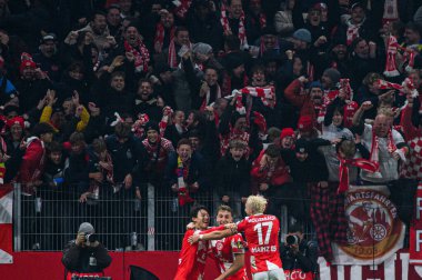 Mainz, Almanya - 6 Kasım 2025 UEFA Konferans Ligi 1 'in futbol maçı. FSV Mainz 05, Mewa Arena 'da ACF Fiorentina' ya karşı.