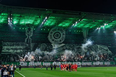 MOENCHENGLADBACH, GERMANY - 8 NOVEMBER, 2025: Koreografi, perfomanlar, hayranlar - Bundesliga Borussia Moenchengladbach-1 futbol maçı. FC Koeln Borussia Parkı 'nda. 