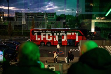 MOENCHENGLADBACH, GERMANY - 8 Kasım 2025: Otobüs - Bundesliga Borussia Moenchengladbach 1. FC Koeln Borussia Parkı 'nda. 